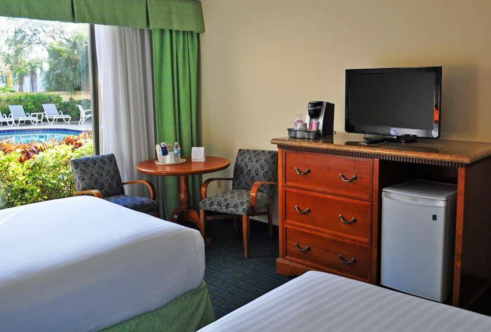 Holiday Inn Express Boca Raton - West By Ihg Bagian luar foto
